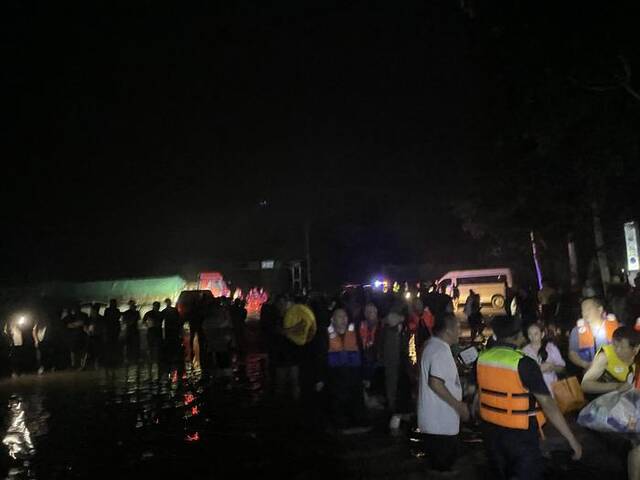 截至8月1日晚9点30分，下胡良村的救援还在继续。