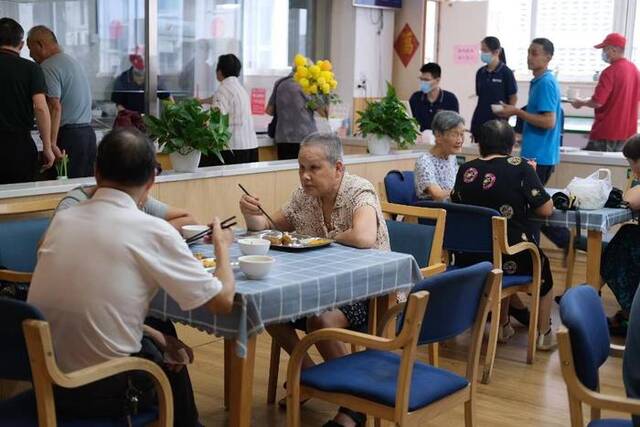 杭州市西湖区北山街道幸福餐厅，老年人正在用餐。秦宇杭摄