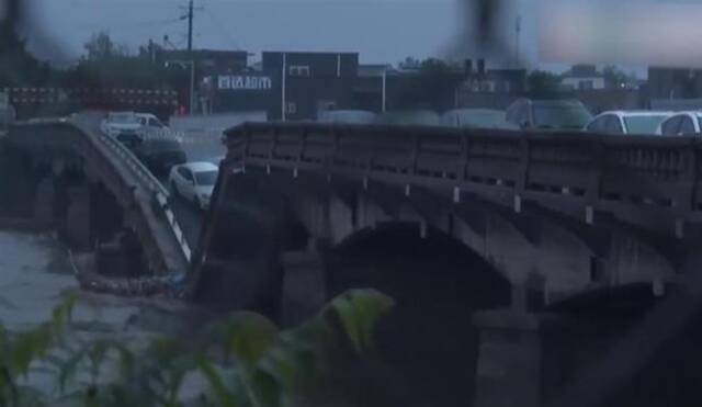 小清河桥垮塌画面，来源于央视新闻截图