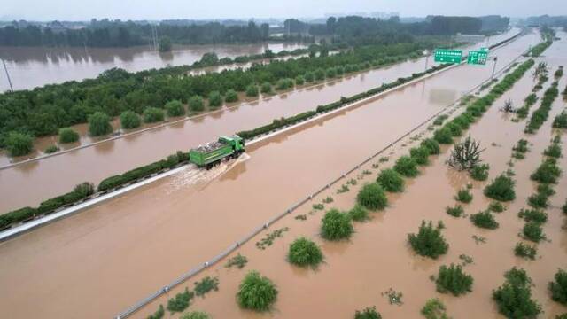 8月1日，河北省涿州市刁窝镇塔照村附近被洪水淹没图/中新图片网