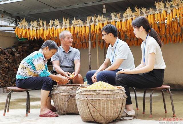 奔走在乡村一线的纪检监察干部