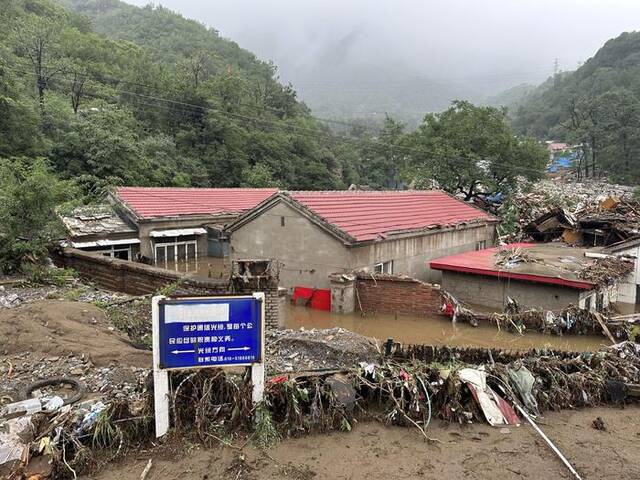 8月1日，水峪嘴村内的积水几乎没过房屋门窗。新京报记者慕宏举摄