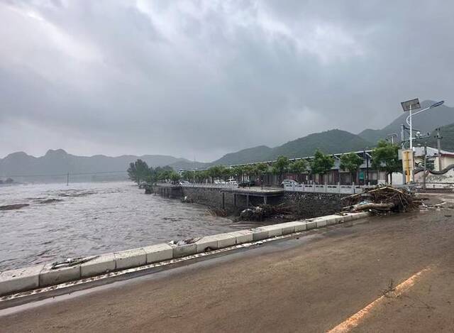 8月1日，水峪嘴村外的永定河。新京报记者慕宏举摄