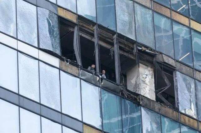 这是8月1日在俄罗斯首都莫斯科拍摄的受损建筑。新华社记者白雪骐摄