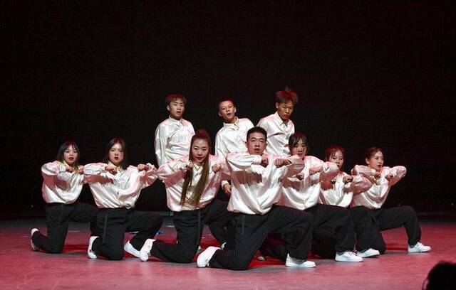 7月21日，陈歌（右一）和同事们在新疆文化馆剧场为观众表演街舞节目《职场梦境》。新华社记者胡虎虎摄