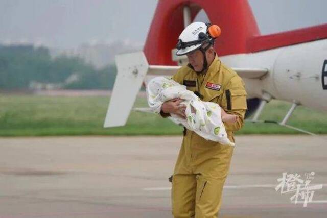 “断水了，5个月大的婴儿和老人状况不好……”洪水围困涿州，10多万人受灾，浙江公羊救援队今早用直升机救出26位被困居民