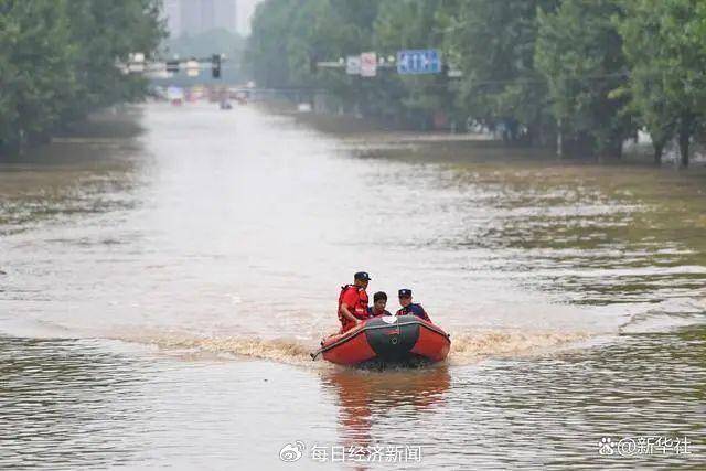 救援人员在河北省涿州市市区内驾驶冲锋舟转移群众图片来源：新华社