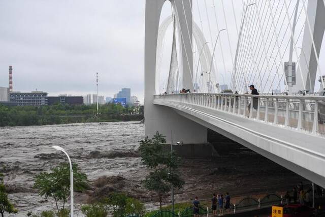 这是7月31日在北京市新首钢大桥上拍摄的永定河水流。新华社发（鞠焕宗摄）