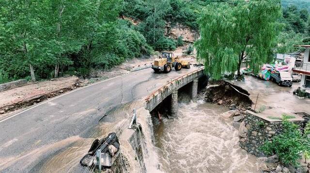 8月1日，在河北赞皇县省道S543马嶂线，工程机械正在抢修水毁道路。（受访者供图）