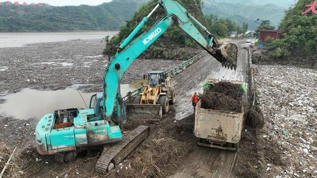 8月1日，在河北邢台信都区邢和线野河桥上，工程机械正在进行路面清障。（受访者供图）