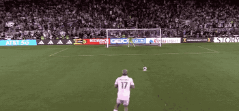 梅西让队友主罚点球。