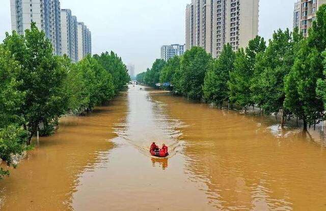 8月2日，救援人员在河北省涿州市市区乘坐冲锋舟前去转移受灾群众（无人机照片）。新华社记者牟宇/摄