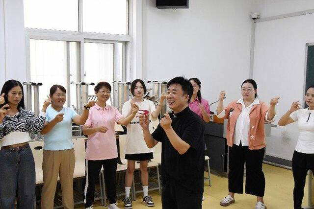 中国儿基会邀请50名黔西南地区初中英语老师到京培训
