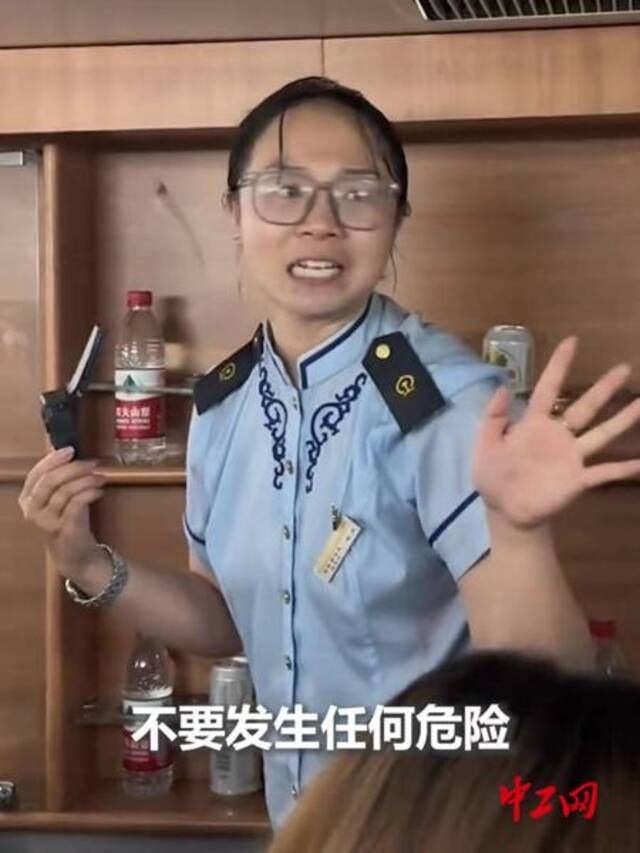 赵阳列车上喊话画面。图片来源网络截图