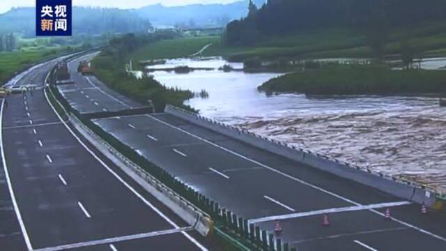 受降雨影响 黑龙江一高速公路桥梁发生部分塌陷 两车坠入