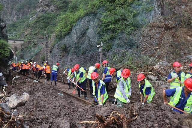 中铁十四局京唐、石港、雄商、雄忻、津沧等北京周边项目共275人连夜赶赴北京门头沟抢险一线