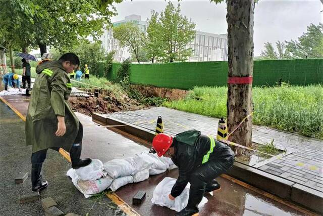 中铁二十局固安空港新城项目团队对道路坍塌路面进行险情处置