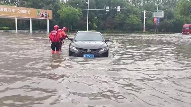 水困涿州48小时：楼顶的灾民，失联的村庄