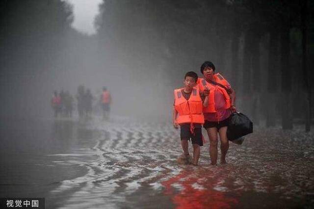 水困涿州48小时：楼顶的灾民，失联的村庄