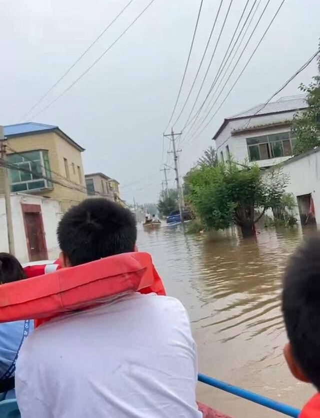 涿州救援进行时：仍不断有灾民获救，当地以“床位、空调、洗澡”支持救援队