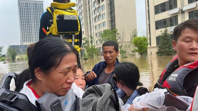 涿州救援进行时：仍不断有灾民获救，当地以“床位、空调、洗澡”支持救援队