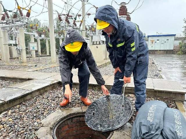 国网天津电力工作人员对变电站设备排水情况及防汛设施开展特巡。（新华社发杨培斌摄）