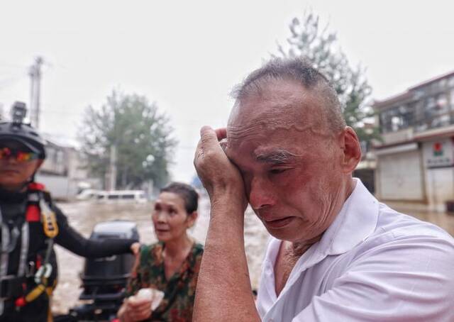 8月3日，涿州北二环路，被困老人被救出后流下了眼泪。新京报记者陶冉摄