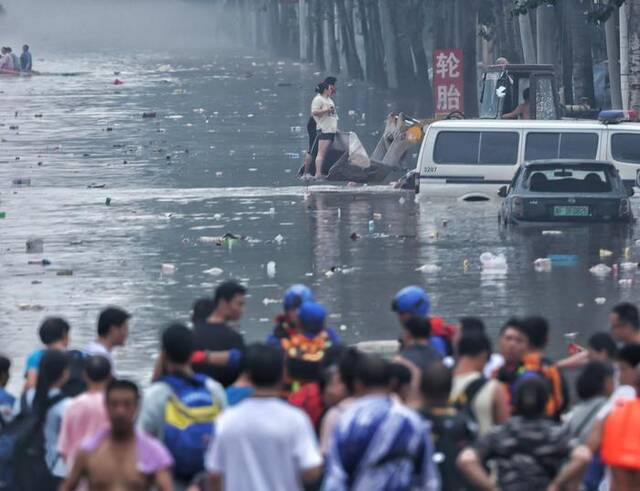 8月3日，暴雨落下后，涿州不少街道变成一片汪洋。新京报记者陶冉摄