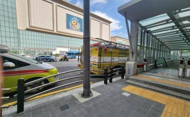 图为8月4日在汉提站随时待命的消防车。图自：韩媒