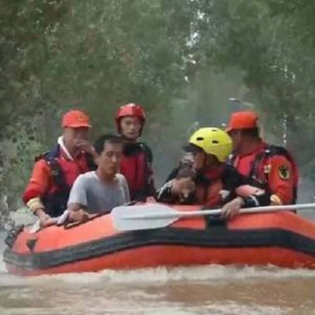 新华全媒+丨记者直击：河北多地消防救援力量驰援涿州