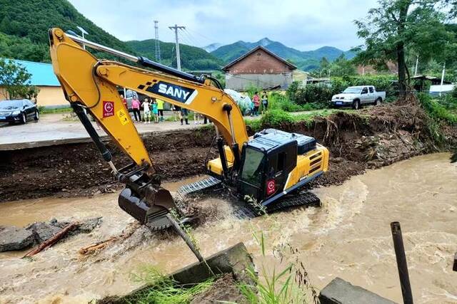 中铁九局七公司本桓高速项目河道清淤