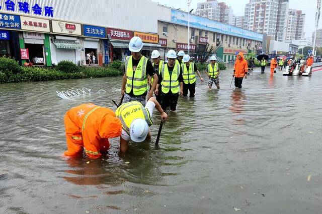 中铁广州局市政环保公司连续奋战20小时助市政道路排涝