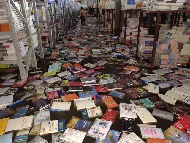 北京西南物流涿州园书商仓库被洪水浸泡。《出版人》杂志微信号图