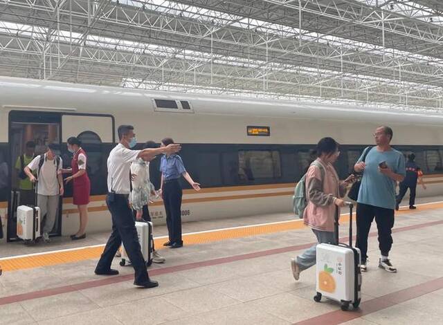 ▲8月2日下午5点半，K1178次列车上滞留的旅客抵达北京北站。新京报记者左琳摄