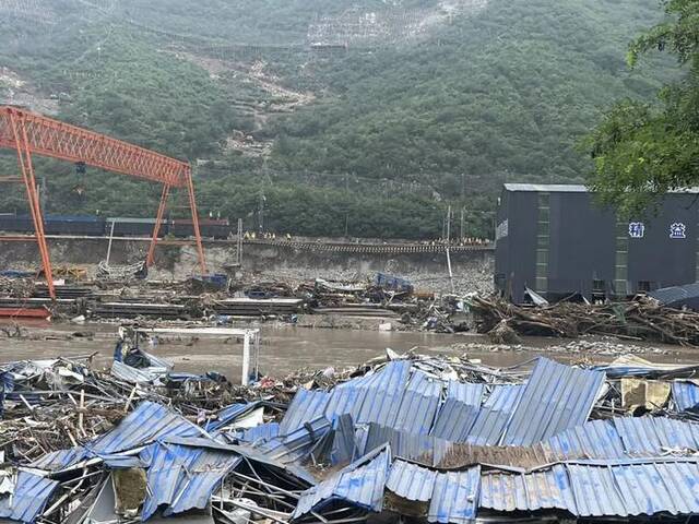 ▲8月2日，安家庄站附近的铁轨路基塌陷，维修人员正在抢修。新京报记者丛之翔摄