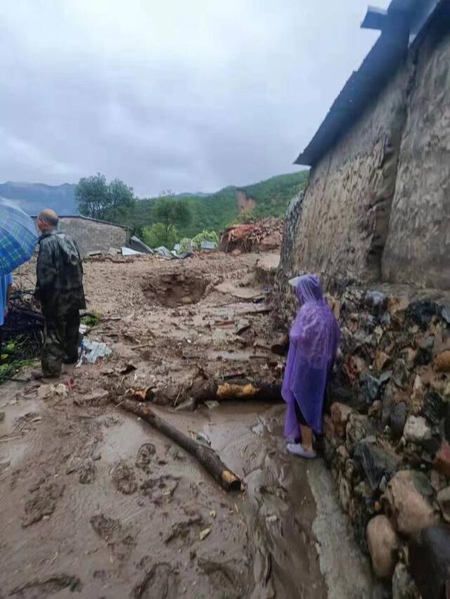 暴雨过后的西塌，村民站在被破坏的村庄。