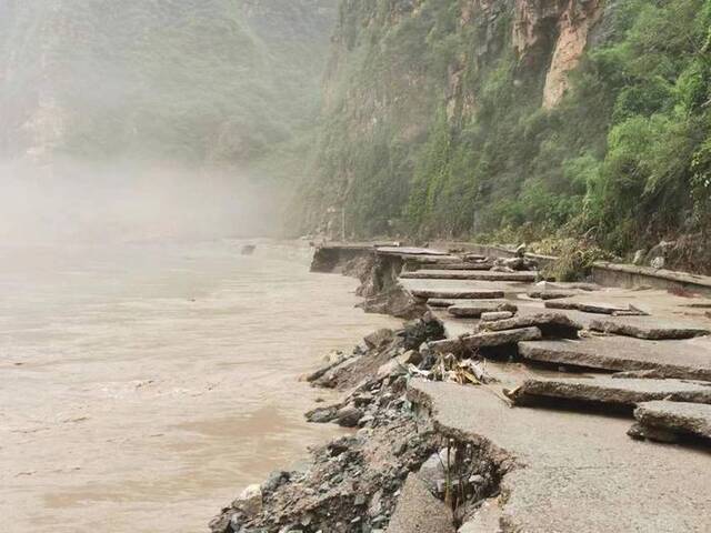 郭纲项目地附近的道路被洪水冲断。