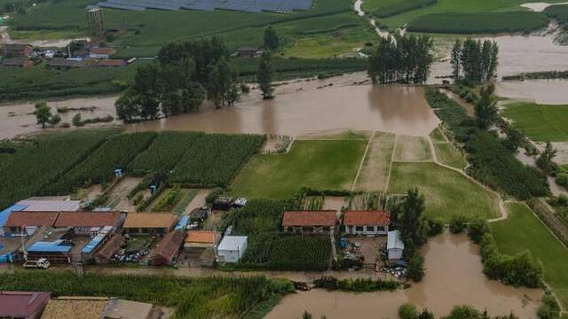 2023年8月4日，吉林省舒兰市开原镇位于霍仑河中游，当地遭遇连续强降雨，致使河水上涨，周边农田村庄受淹。视觉中国图