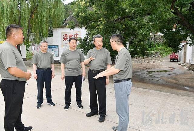 8月5日，省委书记、省人大常委会主任倪岳峰在邢台市临城县梁家庄村检查防汛抢险救灾工作。河北日报客户端记者赵海江摄