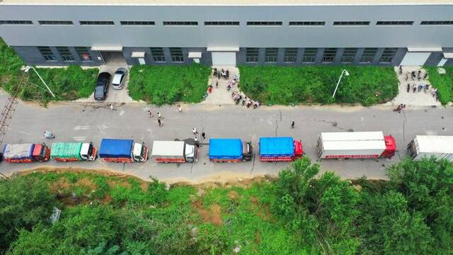 在河北省涿州市钢研物资储备点外，运送物资的车辆排起长队（8月5日摄，无人机照片）。新华社记者牟宇摄