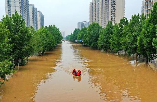 救援人员在河北省涿州市市区乘坐冲锋舟前去转移受灾群众（8月2日摄，无人机照片）。新华社记者牟宇摄