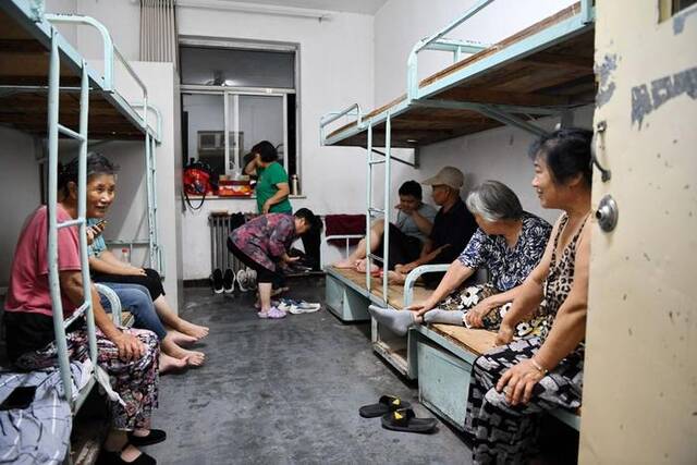 群众在河北省涿州市职教中心安置点内休息（8月1日摄）。新华社记者牟宇摄