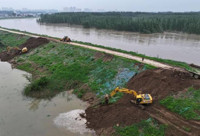 工人操作机械在白沟河左堤白沟新城高桥村段进行除险加固作业（8月4日摄，无人机照片）。新华社记者朱旭东摄