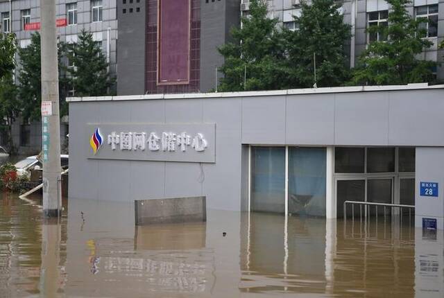 8月5日，位于河北省涿州市阳光大街上的中图网仓储中心内仍有大量积水。