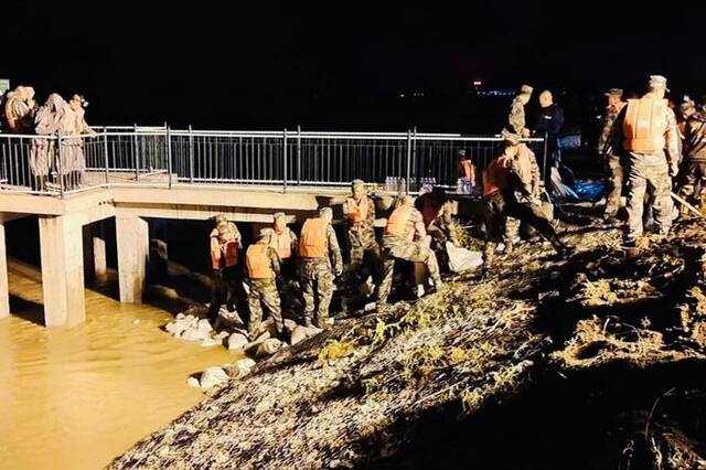 延寿县退役军人连夜抢筑堤坝。（延寿县退役军人事务局供图）