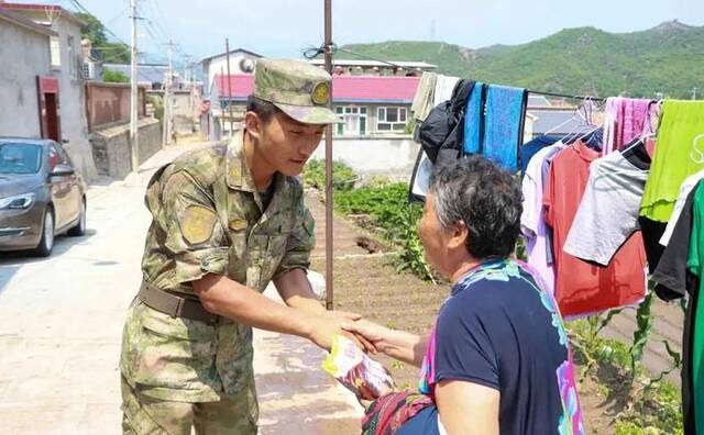 争分夺秒！陆军官兵奋战在抗洪抢险一线