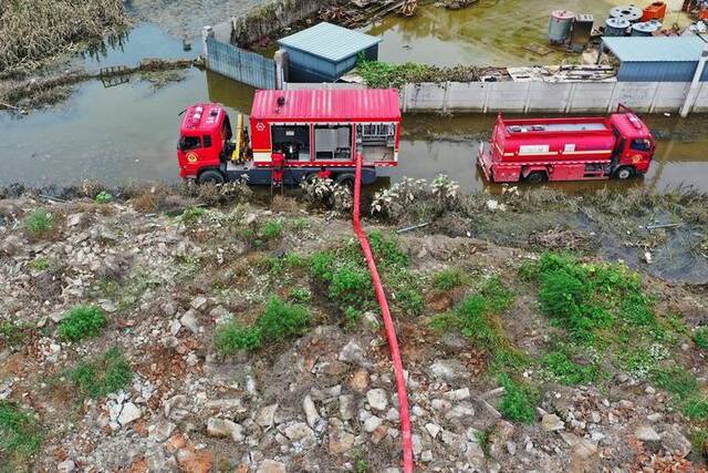 8月7日，保定市消防救援支队排水设备在河北省涿州市林家屯镇梁家坟村进行排涝作业。