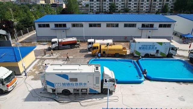 8月5日，应急制水车在涿州市一个临时制水供水站点作业。