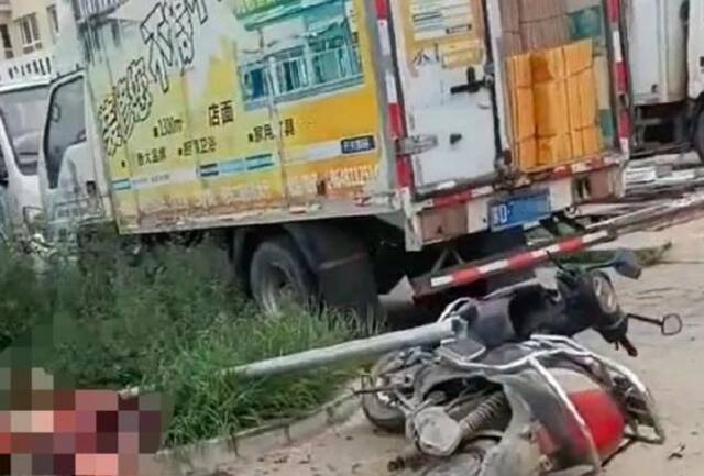 内蒙古货车冲进集市：殡仪馆称已致3人死亡，官方表示应是车辆失控