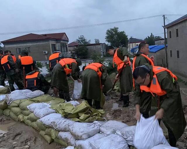 凌云集团高碑店工厂员工冒雨救灾